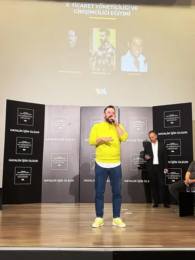 Ulaş Gökhan Gümüş Acunmedya Akademi sahnesinde e-ticaret eğitimi verirken.
